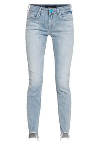 Vaqueros ajustados de color azul claro con un ligero desvanecimiento, bolsillos delanteros, cierre de botón y dobladillos deshilachados con pequeñas aberturas laterales.