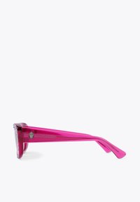 Occhiali da sole rosa con montatura trasparente, forma quadrata e accenti scintillanti attorno alle lenti. Presentano stanghette slanciate e affusolate.