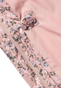 Jasnoróżowa tkanina z wzorem kwiatowym w odcieniach fioletu i zieleni, suwak z materiałową zakładką oraz detal z zapięciem na zatrzask.