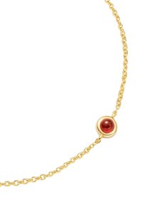 Collar de cadena de oro que presenta una piedra roja redonda engastada en un bisel dorado, con un delicado diseño de eslabones retorcidos y una textura suave.