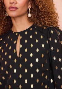 Love & Roses PETITE FIT   - Bluza - black foil