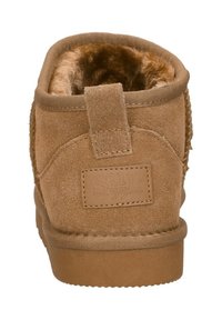 Bruine suede enkelaars met een bontvoering, platte rubberen zool en een gestructureerde achterflap met een geperst logo. Eenvoudig ontwerp, geen patronen.