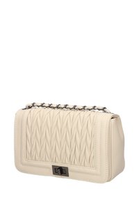 Borsa a tracolla in pelle trapuntata color crema con catena e forma rettangolare. Presenta una chiusura anteriore e dettagli cuciti sulla superficie.