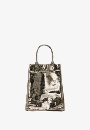 Metallic sølv tote taske med en krøllet tekstur, rektangulær form, to korte håndtag og kvadratiske detaljer ved bunden af håndtagene.