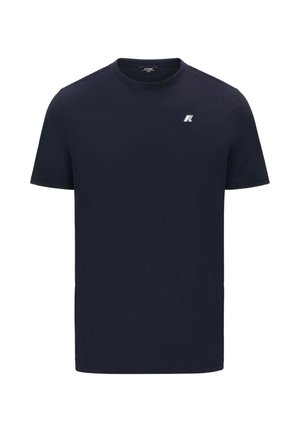 Tmavomodré tričko s krátkym rukávom a okrúhlym výstrihom, s malým bielym a sivým logom na ľavej strane hrude.