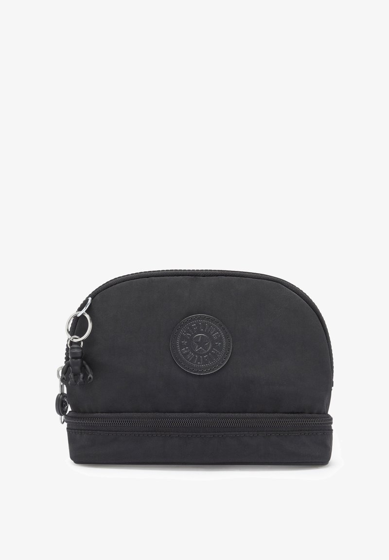 Schwarzes, zippered Täschchen mit abgerundetem Oberteil, strukturiertem Stoff, einem Gummilogo-Patch und einem kleinen Affencharm, der am Reißverschluss angebracht ist.