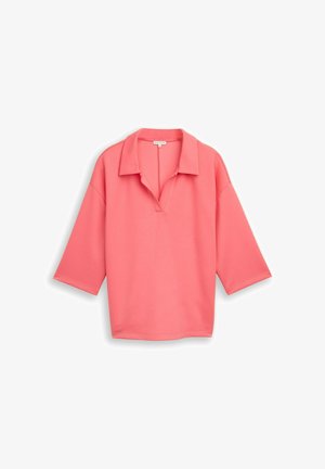 Korallszínű, laza szabású ing háromnegyedes ujjakkal és széles, nyitott gallérral, fehér háttéren.