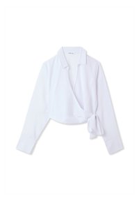 Blusa avvolgente bianca con maniche lunghe, dotata di colletto e una fascetta laterale. Tessuto liscio e leggero con una sottile texture.