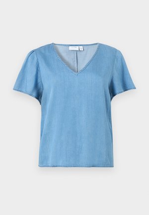Blouse bleu clair à manches courtes avec un col en V et un tissu de style tee-shirt légèrement froncé.