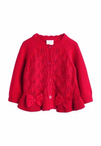 Roter, gestrickter Baby-Cardigan mit Knopfverschluss, strukturiertem Rautenmuster, Rüsche am Saum und zwei dekorativen Schleifen nahe dem unteren Ende.