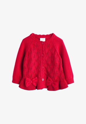Röd stickad babykofta med knappframsidan, strukturerad diamontmönster, fläktad nederkant och två dekorativa rosetter nära botten.