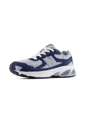 Herrensportschuh in Grau und Marineblau mit weißen Schnürsenkeln, Mesh-Gewebe, Wildlederakzenten und einer dicken gepolsterten Sohle.
