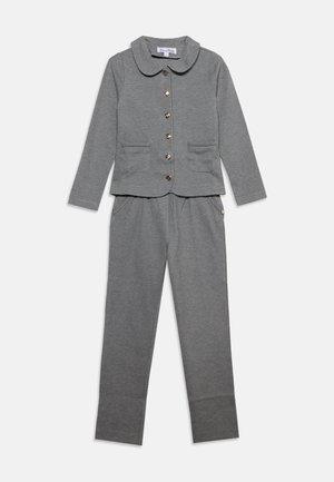 Graue Langarm-Jacke mit Knöpfen, rundem Kragen und passenden geraden Hosen, flach auf weißem Hintergrund ausgebreitet.
