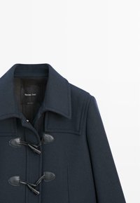 Cappotto duffle in lana navy con colletto classico, chiusure a toggles e tessuto testurizzato. L'etichetta interna indica il marchio "Massimo Dutti."