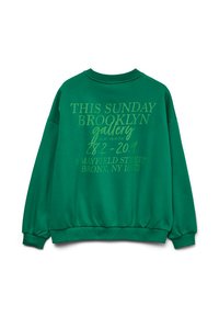 Πράσινο φούτερ με στρογγυλή λαιμόκοψη που προωθεί μια εκδήλωση γκαλερί στο Μπρούκλιν, με ημερομηνίες, ώρα και διεύθυνση στην πλάτη.