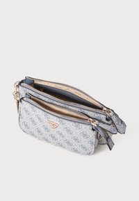 Blaue Denim-Crossbody-Tasche mit goldfarbenen Details. Verfügt über zwei Reißverschlussfächer, gemusterten Stoff und einen Logo-Anhänger vorne.