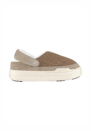 Beige instap schoen met een bovenwerk van wollen vilt, suède accenten, een gevoerd voetbed en een witte rubberen zool met textuur voor grip.