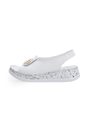 Bílé kožené sandály s otevřenou špičkou, které mají dekorativní prvek a skvrnitou bílou a černou podrážku. Slingback design pro oporu.