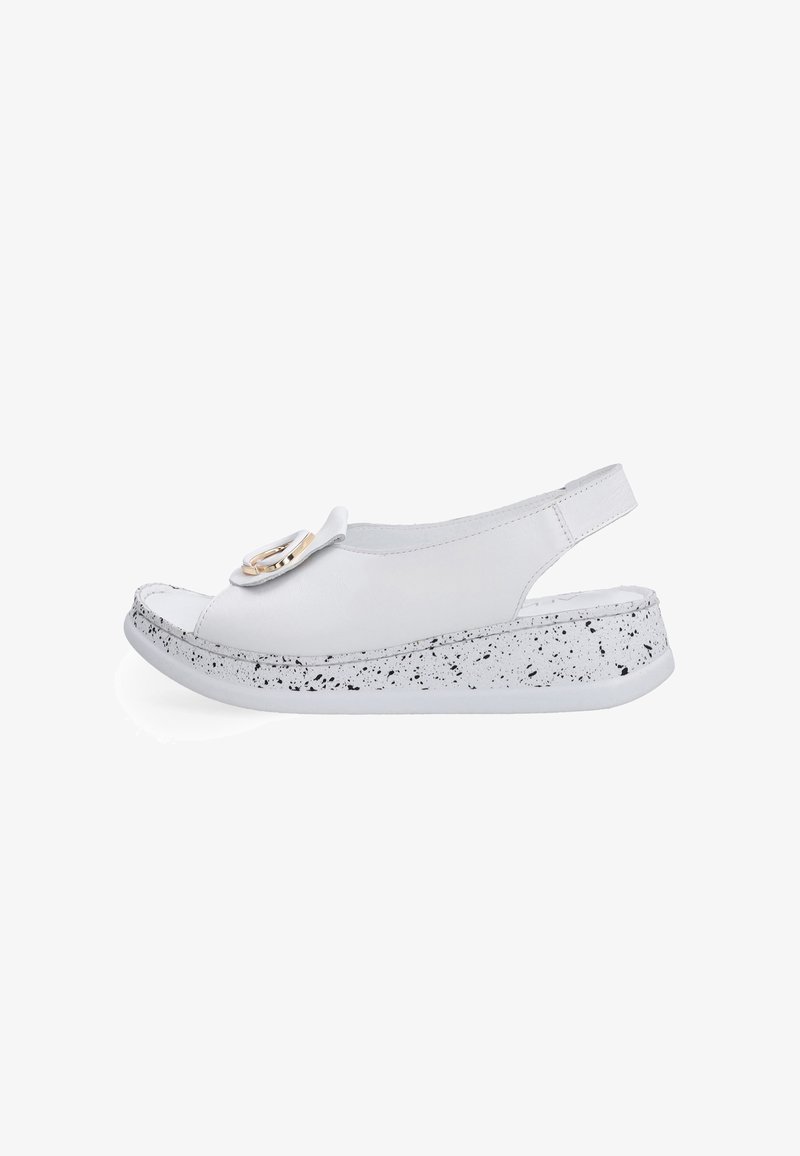 Bílé kožené sandály s otevřenou špičkou, které mají dekorativní prvek a skvrnitou bílou a černou podrážku. Slingback design pro oporu.