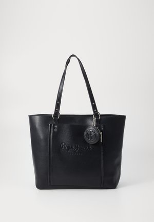 Bolso tote de cuero negro con dos asas, logo en relieve en la parte frontal y llavero redondo desmontable. Textura suave y forma estructurada.