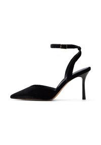 Schwarzer Samt-High-Heel-Schuh mit spitzem Zeh, Knöchelriemen und schlankem Stilettosh heel. Hat eine glatte Textur und goldene Hardware-Akzente.