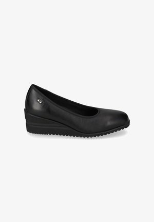 Scarpe con tacco a cuneo nere con tomaia in pelle liscia, punta rotonda e suola in gomma texturizzata per una buona aderenza. Accentate da un piccolo dettaglio metallico.