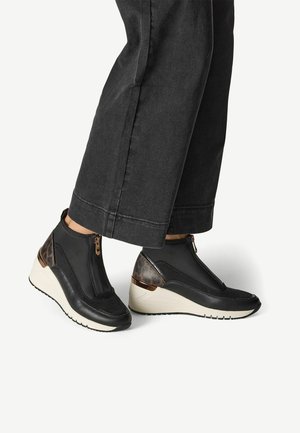 Marco Tozzi Magas szárú sneakerek - black comb