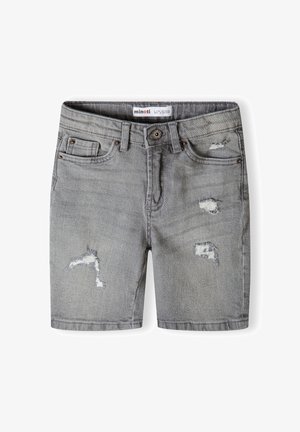 Szare szorty z denimu z przetarciami z przodu, pięcioma kieszeniami, zapięciem na guzik i szlufkami na pasek, oznaczone dla dzieci w wieku 3-4 lat.