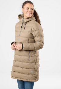 Beżowa kurtka puchowa z kapturem, z przednią kieszenią, zamkniętymi kieszeniami po bokach i przeszywanym wzorem. Materiał wydaje się gładki i ocieplany.