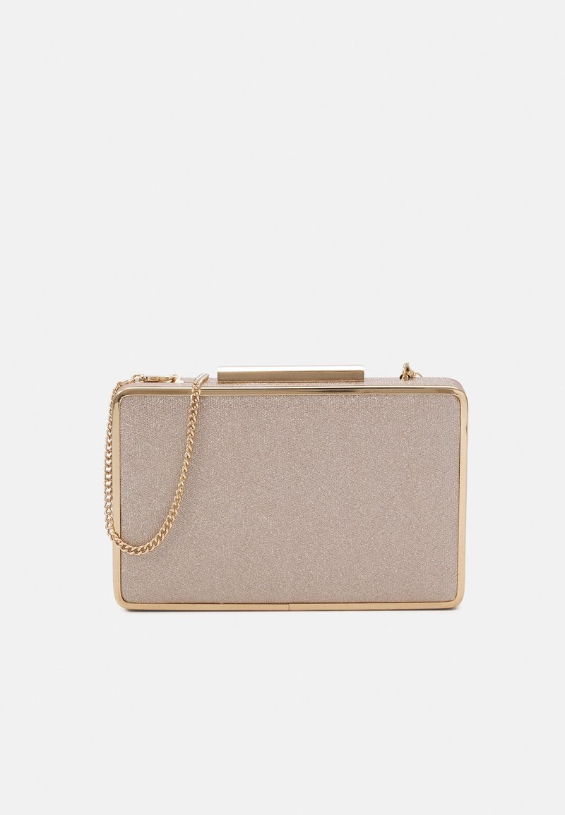 Kassi kultainen hohtava clutch-laukku, jossa on kultainen metallikehys ja irrotettava ketjuhihna valkoista taustaa vasten.