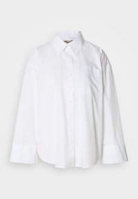 Άσπρο πουκάμισο με μακριά μανίκια και κουμπιά, με μυτερό γιακά και μία τσέπη στο στήθος, παρουσιασμένο σε απλό λευκό φόντο.