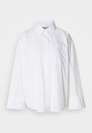 Άσπρο πουκάμισο με μακριά μανίκια και κουμπιά, με μυτερό γιακά και μία τσέπη στο στήθος, παρουσιασμένο σε απλό λευκό φόντο.