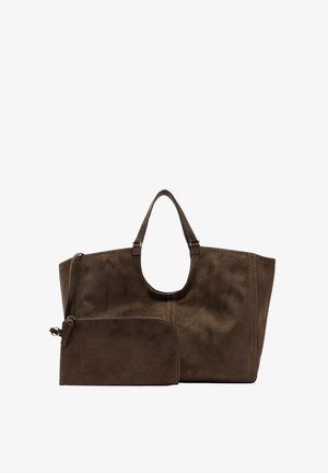 Brązowa torba na ramię zamszowa z wyciętym uchwytem i odpinaną pasującą saszetką. Gładka tekstura, usztywniony kształt oraz kontrastujące detale przeszyć.