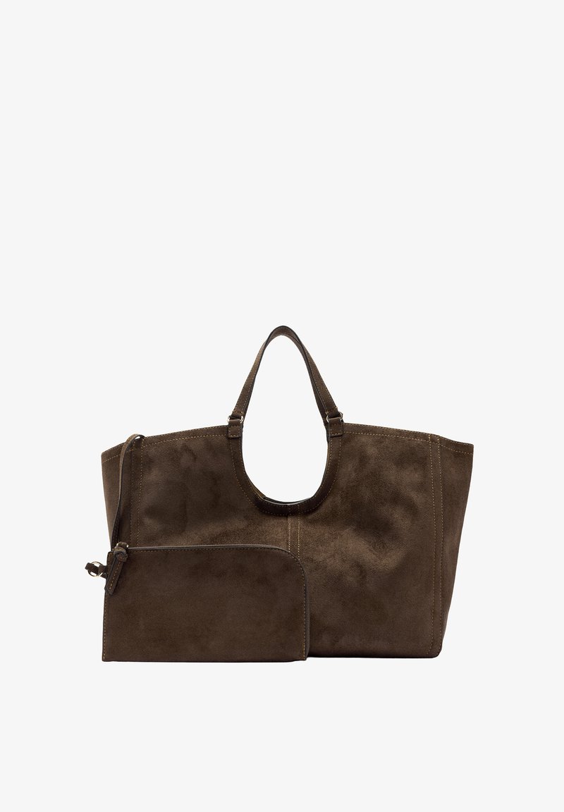 Brązowa torba na ramię zamszowa z wyciętym uchwytem i odpinaną pasującą saszetką. Gładka tekstura, usztywniony kształt oraz kontrastujące detale przeszyć.