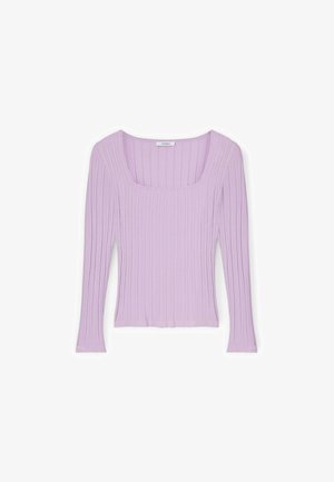 Top di colore lilla a costine con maniche lunghe, scollo quadrato e silhouette aderente, posato disteso su uno sfondo bianco.