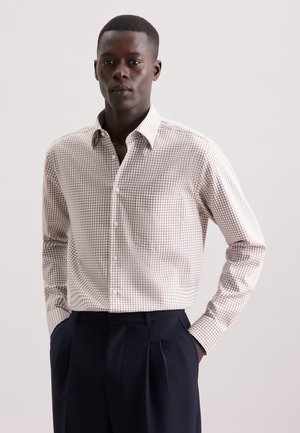 Langärmliges kariertes Hemd in Beige und Braun mit einem Button-down-Kragen. Verfügt über eine Tasche und eine taillierte Passform, kombiniert mit dunklen Hosen.