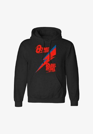 Zwarte hoodie met een groot rood en blauw grafisch ontwerp met de tekst "B0ME" en "REBEL." Gemaakt van een zachte stof met een voorvak.