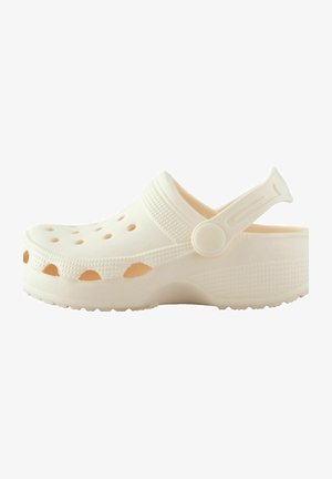 Helle Kunststoffclogs mit geschlossener Zehenpartie, perforiertem Design, verstellbarem Fersenriemen und strukturiertem Außengelände für besseren Halt.