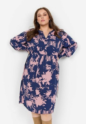 Vestido floral en azul marino y rosa. Escote en V, mangas largas, cintura elástica, largo hasta la rodilla, con atrevidos patrones de flores, tejido ligero.