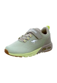 Helle grüne Sportschuhe mit glatter Textur, perforierter Seite, grauen Akzenten, elastischen Schnürsenkeln und gepolstertem Schaft. Verfügt über eine Luftpolsterung.