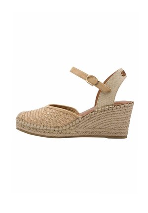 Espadrille compensée beige avec texture tissée, bride à la cheville avec boucle dorée et design à bout fermé.
