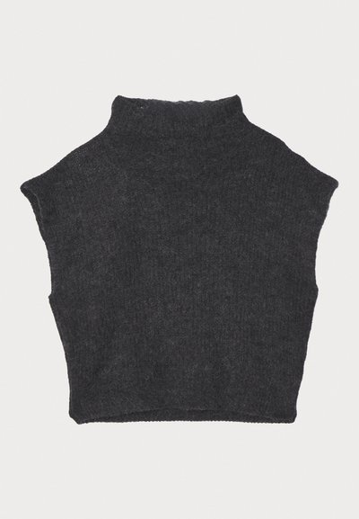 Tumši pelēks apgriezts džemperis ar augstu kaklu, izgatavots no teksturētas adītas materiāla, ar īsām piedurknēm un taisnu apakšmalu.