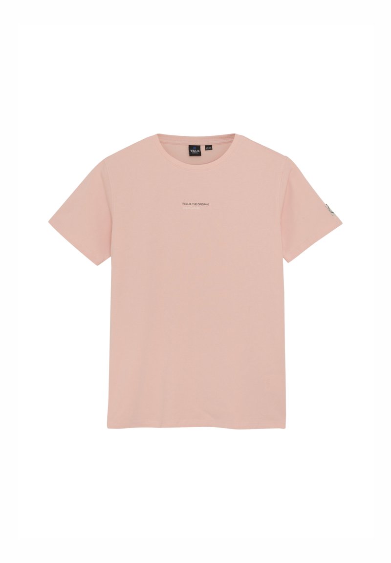 T-shirt rose clair à manches courtes col rond avec un petit texte centré "RELLIX THE ORIGINAL" et une étiquette de marque sur la manche gauche.