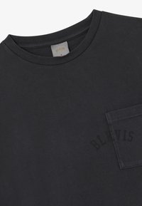 Svart bomull T-skjorte med rund hals, korte ermer og en frontlomme med preget tekst, glatt tekstur og enkelt design.