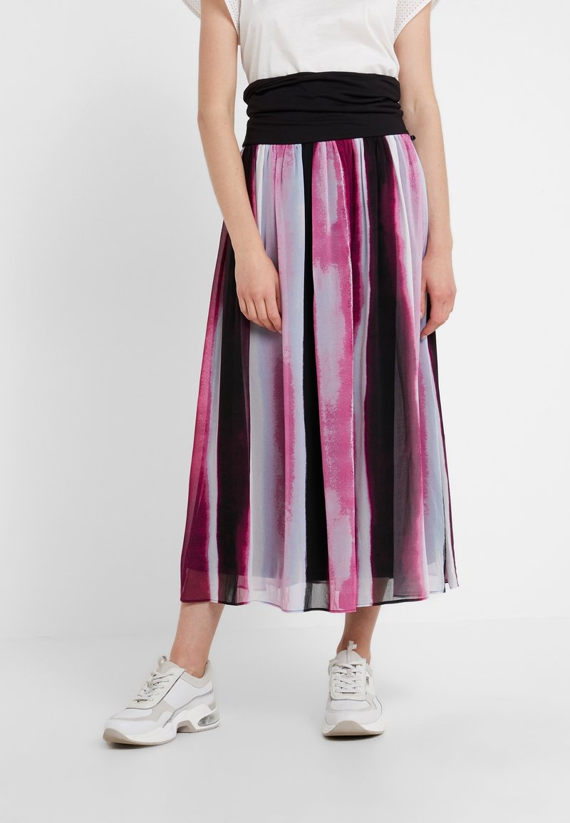 Fladdrande kjol med svart midja, prydd med vertikala ränder i nyanser av rosa, lila och blått. Materialet verkar lätt och genomskinligt.