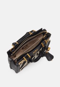 Bolso negro y beige con un acabado texturizado, herrajes dorados, múltiples cremalleras y un compartimento abierto que muestra un interior beige.