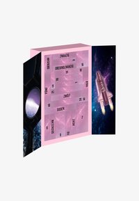 Calendrier avec un design extérieur rose comportant des dates numériques. L'intérieur présente un thème spatial avec des étoiles et une illustration de fusée.