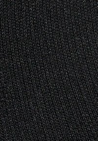 Tessuto elasticizzato nero con una fine trama intrecciata, caratterizzato da una superficie uniforme e consistente, ideale per diverse applicazioni nell'abbigliamento.