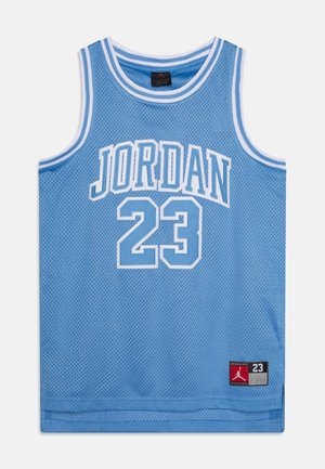 Maglia da basket blu realizzata in tessuto a rete. Presenta la scritta "JORDAN" in caratteri bianchi e il numero "23" sotto. Include un patch con il logo sull'orlo.