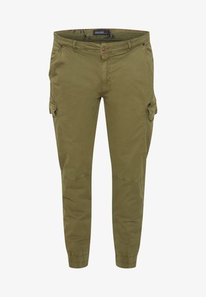 Pantalones cargo verde oliva con un corte ajustado, que cuentan con bolsillos laterales, cierre de botón y puños elásticos en los tobillos. Textura suave.